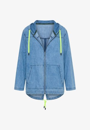 Světlá modrá džínová bunda s kapucí, předním zipem, dvěma kapsami a neonově žlutými šňůrkami na kapuci a lemu.