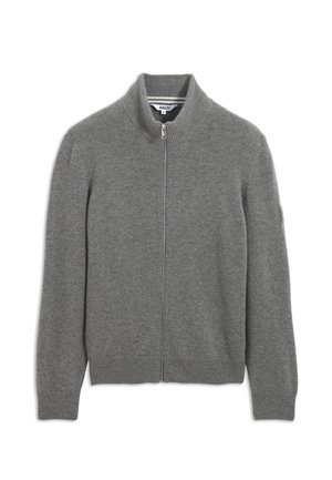 Grå stickad zip-up cardigan med ribbad krage, ärmar och nederkant, visad liggande med långa ärmar och ståkrage.