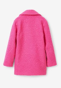 Manteau rose flou avec col, manches longues et extérieur texturé. La vue arrière montre une coupe droite sans fermetures visibles.