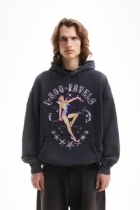 Sweatshirt preto com uma grande estampa gráfica apresentando uma modelo pin-up. Possui um bolso frontal e punhos canelados. O tecido parece macio e texturizado.