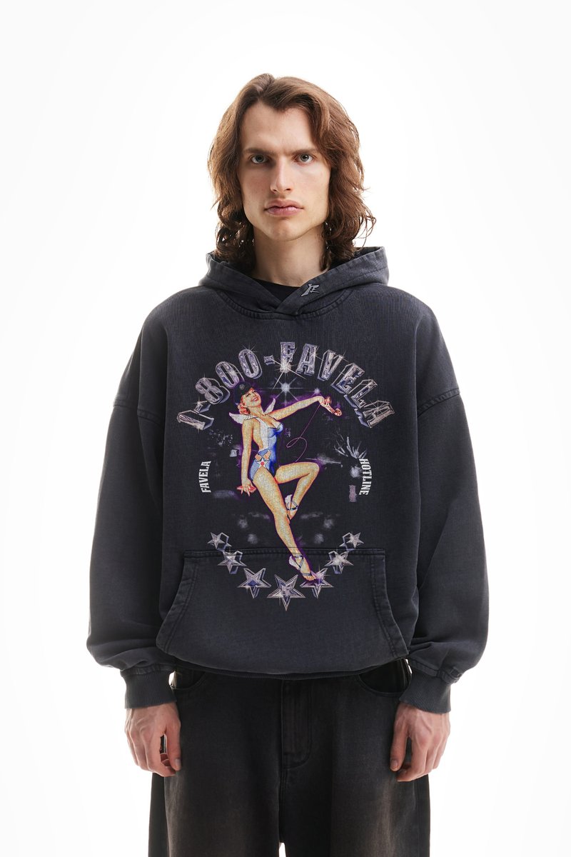 Sweatshirt preto com uma grande estampa gráfica apresentando uma modelo pin-up. Possui um bolso frontal e punhos canelados. O tecido parece macio e texturizado.
