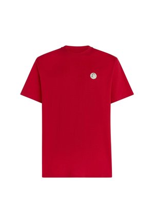 Maglietta rossa in cotone con maniche corte, scollo rotondo e un piccolo logo argentato sul lato sinistro superiore. Tessuto liscio e colore uniforme.