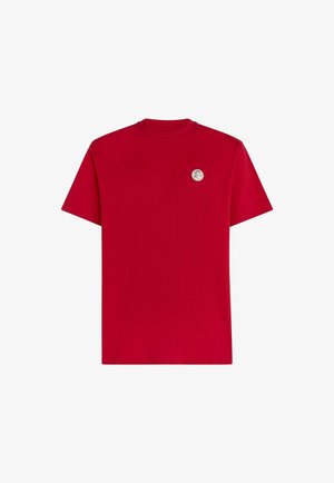 Maglietta rossa in cotone con maniche corte, scollo rotondo e un piccolo logo argentato sul lato sinistro superiore. Tessuto liscio e colore uniforme.