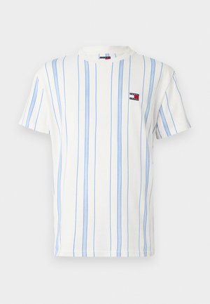 Valge puuvillane T-särk vertikaalsete siniste triipudega, millel on väike logopistik vasakul rinnapiirkonnas. Ümar kaelus ja lühikesed varrukad.