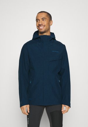 Giacca impermeabile blu navy con finitura testurizzata, cappuccio regolabile, tasche con zip e dettagli in blu chiaro. Progettata per l'uso all'aperto.