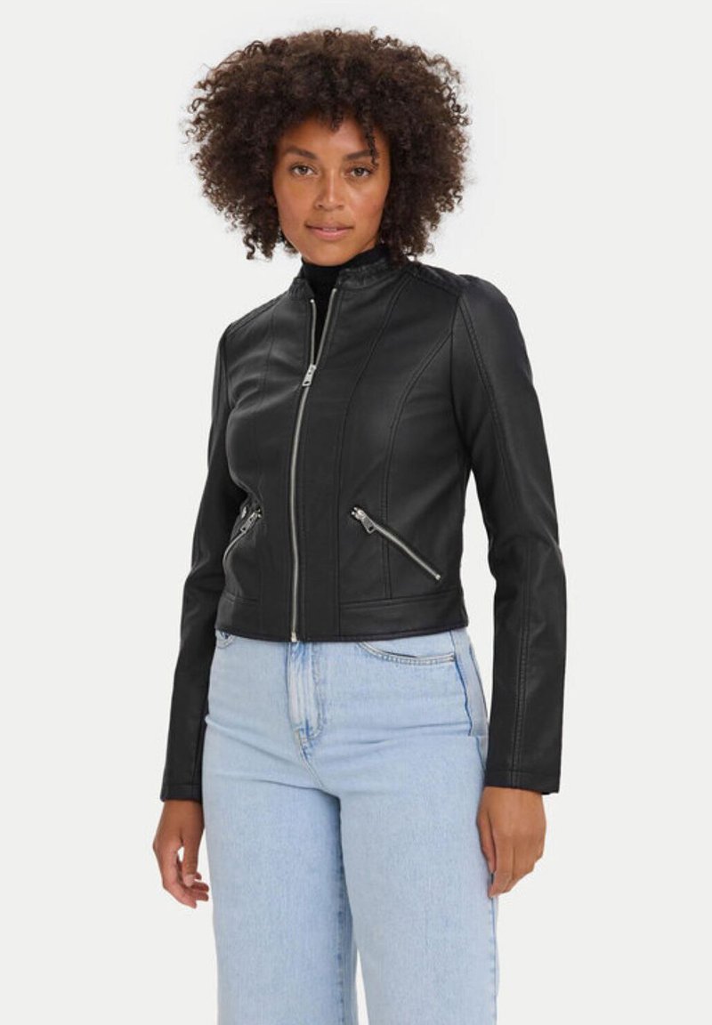 Giacca di pelle nera con zip frontale, design aderente, colletto alto e due tasche con zip; texture liscia con dettagli di cucitura sottili.