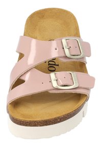 Sandal con fibbie regolabili in argento, in tomaia sintetica lucida rosa, fondo in sughero contornato e suola in gomma bianca. Fodera interna texturizzata.