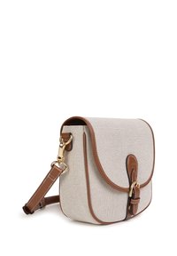 Brun og creme crossbody taske med et struktureret design, der har en buet klap, læderdetaljer, guldfarvede metaldele og en tekstureret stofoverflade.