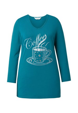 Türkisfarbenes Langarmshirt mit einem silbernen Kaffeetassenmotiv, Dampf und dekorativen Verzierungen auf Tasse und Untertasse. V-Ausschnitt-Design.