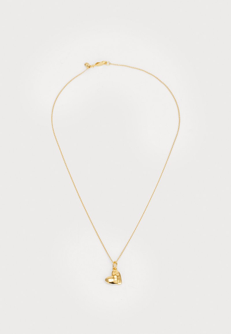 Zlatý náhrdelník s jemným retiazkou a malým, zaobleným prívěskom v tvare srdca s lešteným povrchom.