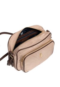 Borsa a tracolla in nylon beige con dettagli in pelle marrone, zip dorate e logo. Presenta più compartimenti con zip per l'organizzazione.