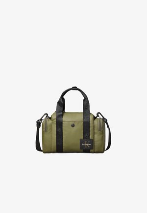 Oliven grøn Calvin Klein duffel taske med sorte bærehåndtag, aftagelig skulderrem, frontlomme med trykknap og logo-patch.