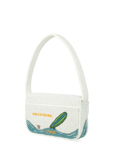 Sac à bandoulière blanc texturé avec un motif de kayak et d'eau perlé, texte jaune "STICK IT TO THE SWELL" et nom de la marque "STAUD" sur le rabat avant.