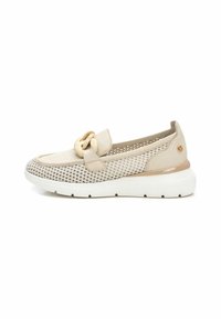 Scarpa slip-on beige con una parte superiore in mesh traspirante, dettagli in pelle e un nodo decorativo sulla parte anteriore. Suola bianca con dettagli a motivo testurizzato.