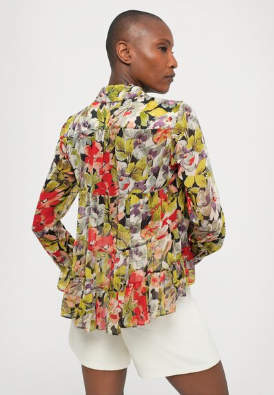 Bluză florală cu un design plisat, având imprimeuri multicolore de flori roșii, mov și verzi pe un material transparent. Mâneci lungi și guler.