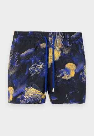 Vyriški plaukimo šortai su mėlynos ir geltonos koralų rifų raštu bei mėlyna raišteliu ant elastingos juostos, juodas fonas.