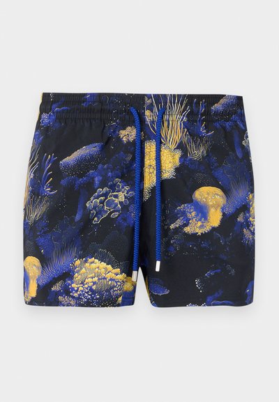 Ανδρικό μαγιό βερμούδα με μπλε και κίτρινο μοτίβο υφάλου κοραλλιών και μπλε κορδόνι στην ελαστική μέση, μαύρο φόντο.