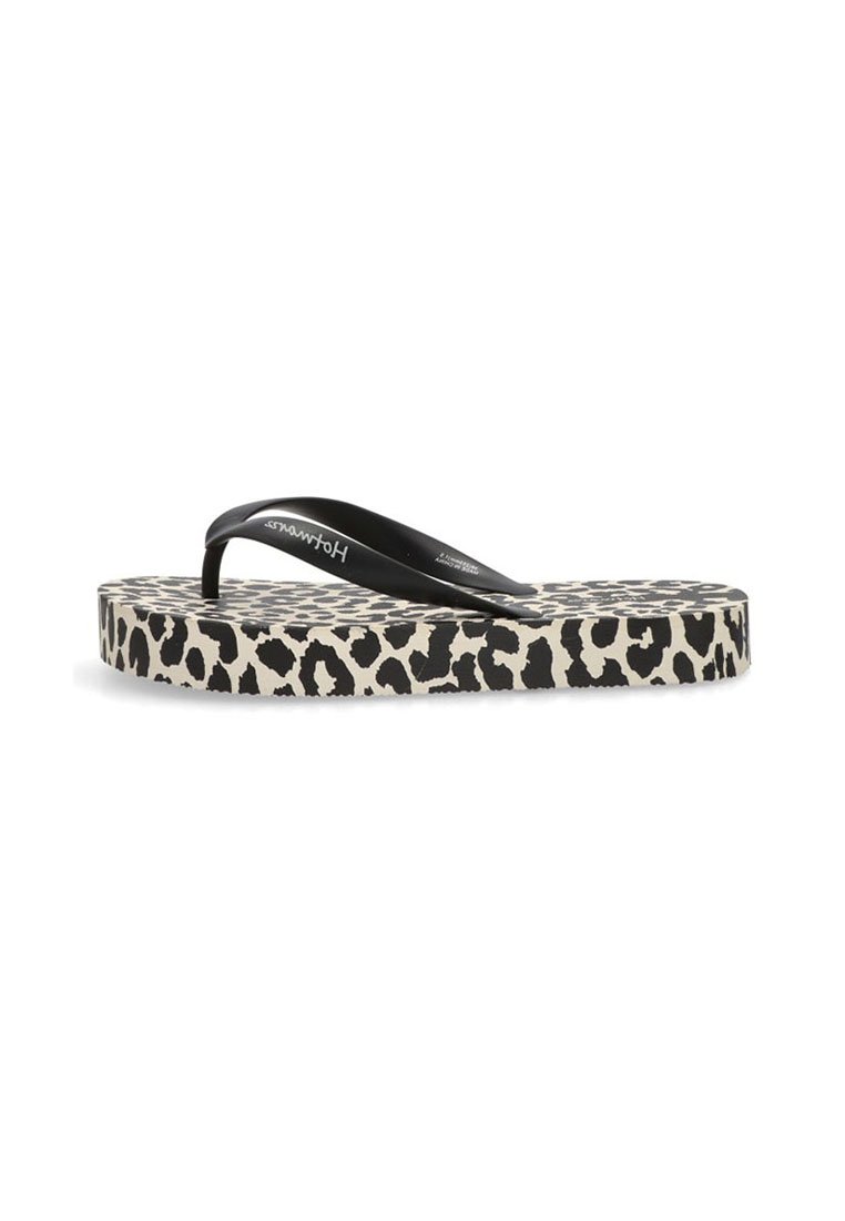 Chanclas negras con suela de espuma texturizada con estampado de leopardo. La tira es negra y plana, con el logo de la marca en la parte superior.