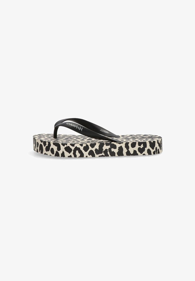 Chanclas negras con suela de espuma texturizada con estampado de leopardo. La tira es negra y plana, con el logo de la marca en la parte superior.