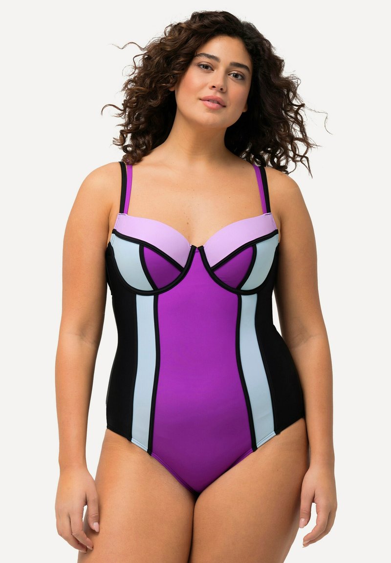 Maillot de bain une pièce avec des panneaux roses, violets et bleu clair, rehaussés d'accents noirs. Bretelles ajustables et design de corsage structuré et soutenant.