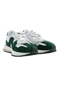Zapatillas verdes y blancas con materiales de gamuza y sintéticos, forma redondeada, diseño de cordones y suela de goma texturizada.