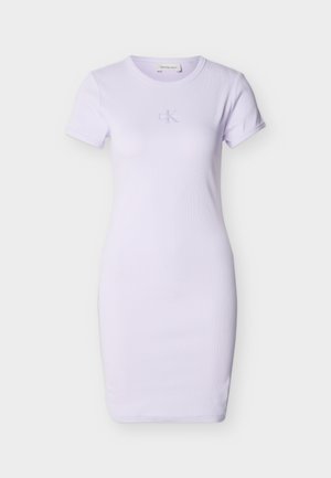 Μωβ στενό φόρεμα κοντομάνικο με στρογγυλή λαιμόκοψη και διακριτικό κέντημα με το λογότυπο "cK" στο στήθος.