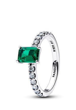 Anello d'argento con smeraldo verde rettangolare al centro e piccole pietre rotonde trasparenti lungo la fascia, con il marchio Pandora all'interno.
