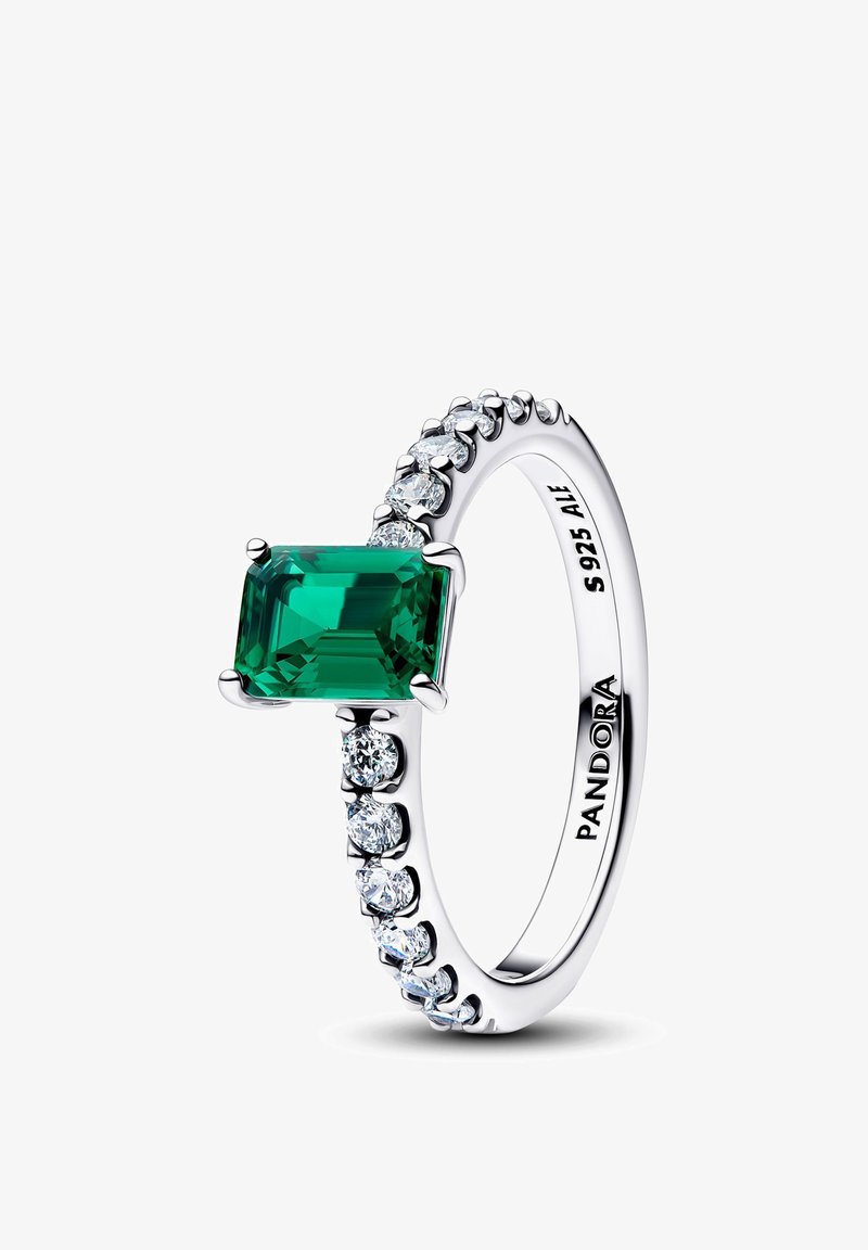 Silberner Ring mit rechteckigem grünem Smaragd als Mittelstein und kleinen runden klaren Steinen entlang des Rings, mit dem Markenstempel Pandora innen.