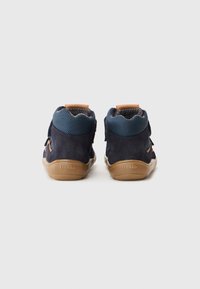 Marine suède hoogtopschoenen met blauwe meshaccenten en klittenbandsluitingen; gumzool met "froddo" branding; gestructureerd ontwerp voor grip.