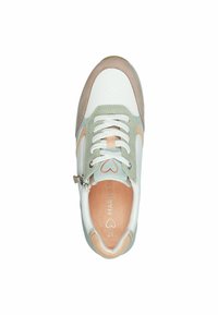 Sneaker realizzato in pelle e rete, con un corpo bianco e accenti in verde, pesca e beige, punta rotonda e dettaglio della zip decorativo.
