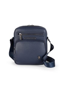 Křížová taška z navy syntetické kůže se zipovými kapsami, raženým logem a nastavitelným popruhem s brandovými akcenty.