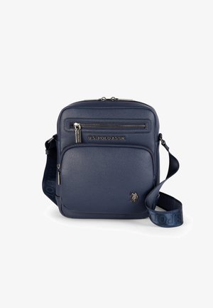 Granatowa torba crossbody z syntetycznej skóry z kieszeniami na zamek, wytłoczonym logo oraz regulowanym paskiem z markowymi akcentami.