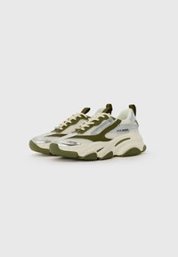 Chunky sneakers med en farvekombination af sølv og olivengrøn, mesh- og syntetiske materialer, med en tekstureret sål og snørebåndsdesign.