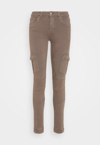 Hnědé cargo kalhoty v stylu cargo s dvěma velkými bočními kapsami, slim fit, šité detaily na kolenou a zapínáním na knoflík v pase.