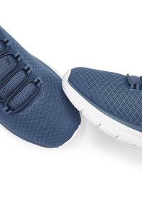 Blaue Netz-Sportschuhe verfügen über ein strukturiertes Obermaterial und weiße Gummisohlen, mit elastischen Schnürsenkeln und einem schlanken Design.