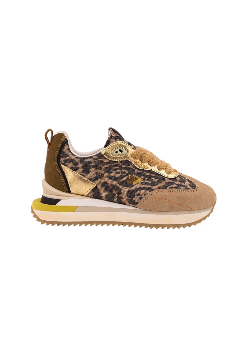 Sneakers med leopardmönstrad tyg, metalliska detaljer i guld, överlägg i beige mocka, beige fluffiga snören och en lager på lager-beige sula med gula och svarta detaljer.