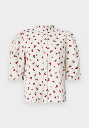 Biely krátky rukávový blúz s gombíkovým zapínaním, zdobený kvetinovým vzorom červených ruží a zelených listov; má nafúknuté rukávy pre pridanie objemu.