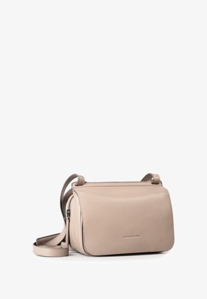 Borsa a tracolla in pelle beige con chiusura a patta magnetica, tracolla regolabile e branding discreto sul davanti. Texture liscia, forma rettangolare.