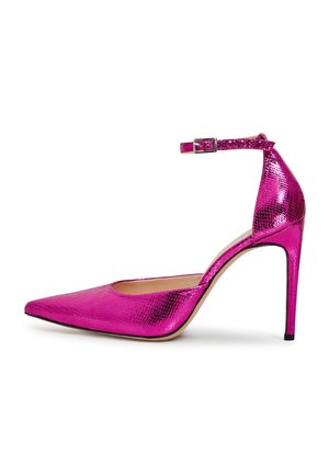 Pump con tacco alto metallico rosa, punta affusolata, cinturino alla caviglia e superficie testurizzata. Presenta un sottile tacco a stiletto e un interno liscio.
