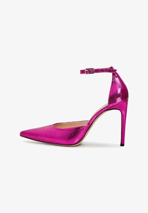 Rosa metallische High-Heel-Pumpe mit spitzem Zehenbereich, Knöchelriemen und strukturierten Oberflächen. Verfügt über einen schlanken Stilettopfennig und ein glattes Innenleben.