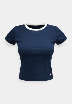 Donkerblauw nauwsluitend T-shirt met korte mouwen, witte bies aan de halslijn en mouwen, met een klein rechthoekig logo nabij de zoom.