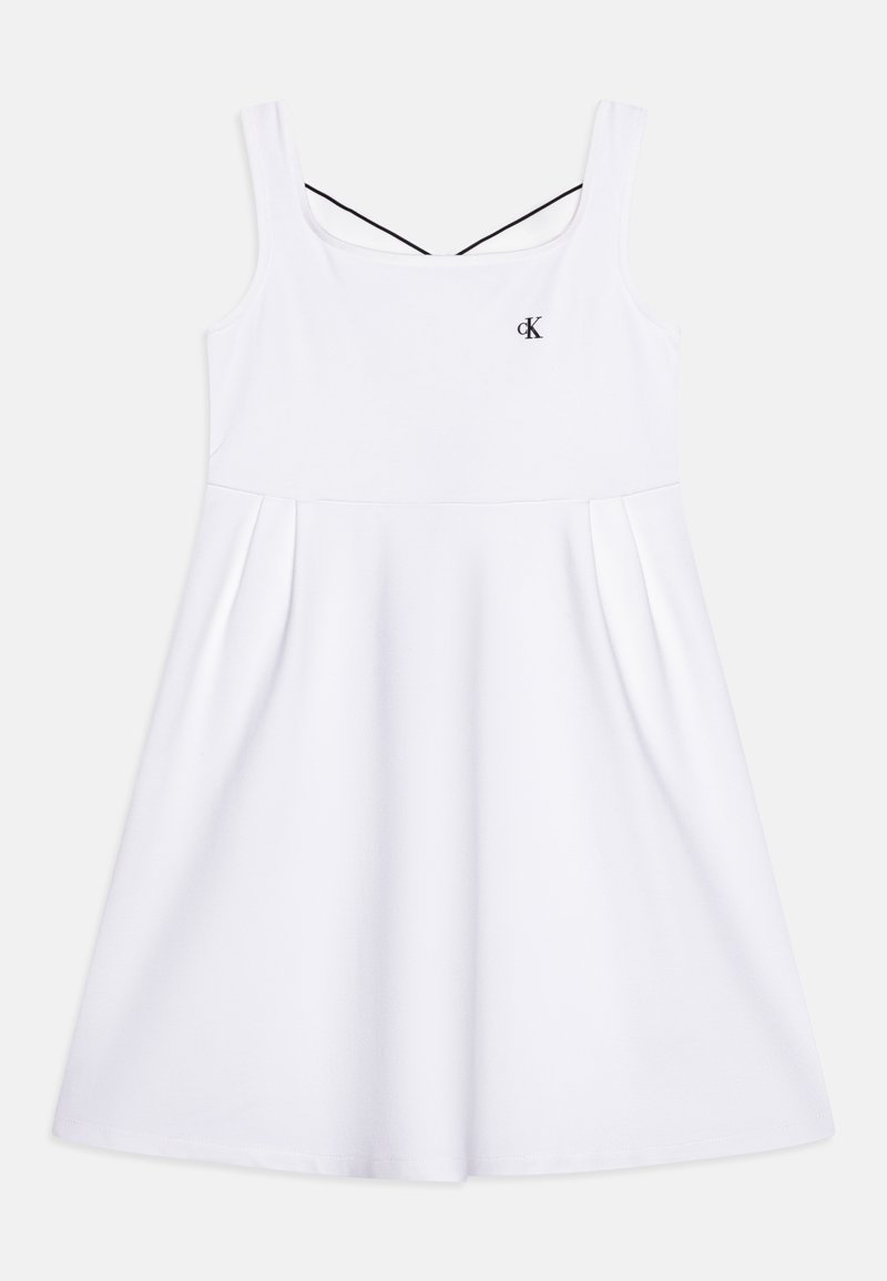 Vestido blanco sin mangas con un cuerpo ajustado y una falda acampanada, que presenta un diseño de tirantes cruzados y un pequeño logo en el pecho.