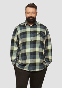 Geruite flanellen overhemd in tinten van marineblauw, groen en crèmekleur; heeft een knoopsluiting, lange mouwen en een enkele borstzak.