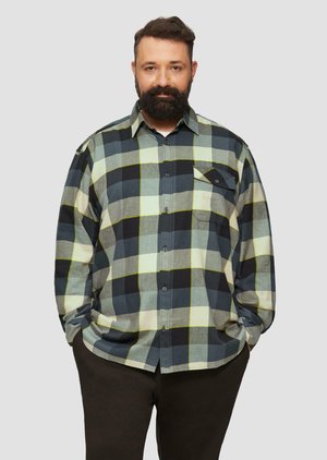 Geruite flanellen overhemd in tinten van marineblauw, groen en crèmekleur; heeft een knoopsluiting, lange mouwen en een enkele borstzak.