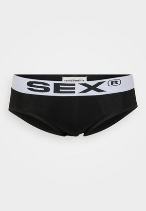 Schwarze Brief-Underwear mit einem breiten weißen Bund, auf dem in fettem Schwarz "SEX®" Schriftzug auf der Vorderseite steht.