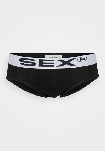 Schwarze Brief-Underwear mit einem breiten weißen Bund, auf dem in fettem Schwarz "SEX®" Schriftzug auf der Vorderseite steht.