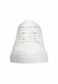 Baskets blanches avec une tige en cuir lisse, un bout rond et une semelle en caoutchouc épaisse et texturée. Elles présentent un système de laçage classique avec des lacets blancs.