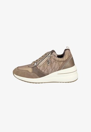 Zapatillas deportivas marrones con un diseño acolchado, materiales de cuero y ante, un cierre lateral con cremallera y una suela blanca en contraste.