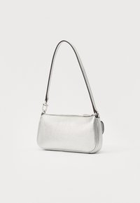 Borsa a tracolla in pelle argentata con texture, forma curva, chiusura con zip e una singola tracolla regolabile. Interno liscio e design minimalista.