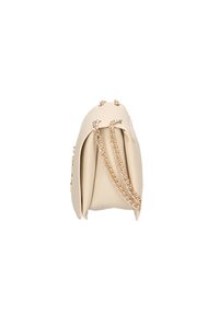 Borsa a mano in pelle beige con una forma strutturata, manico a catena e dettagli plissettati. Presenta accessori in tonalità oro nella parte superiore.